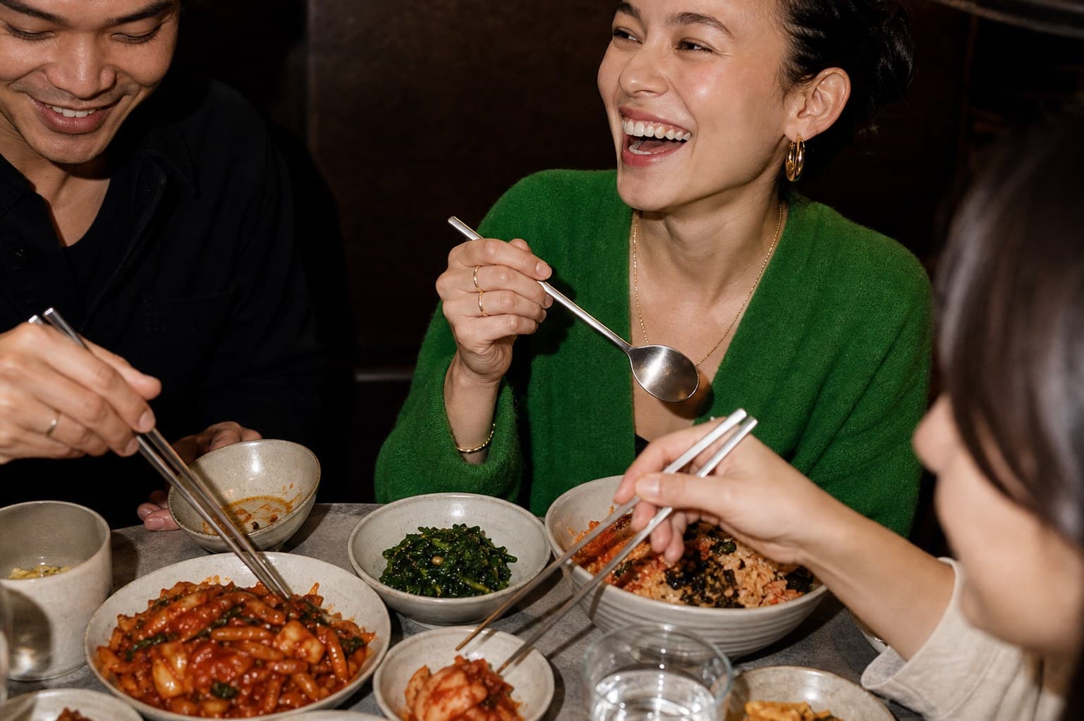 잔치스트 젓가락으로 한식을 먹는 장면